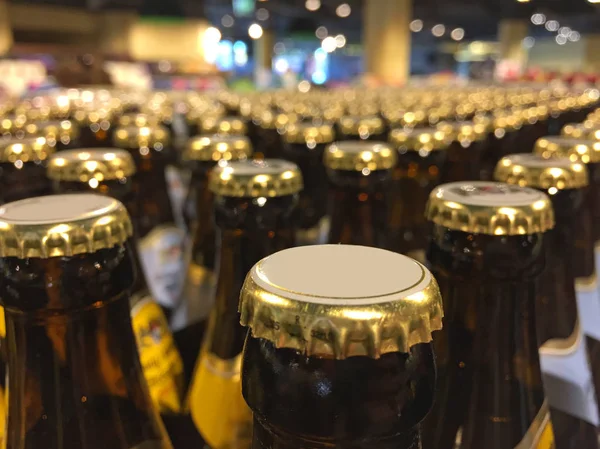 Vista Ravvicinata Delle Bottiglie Birra Sul Mercato — Foto Stock