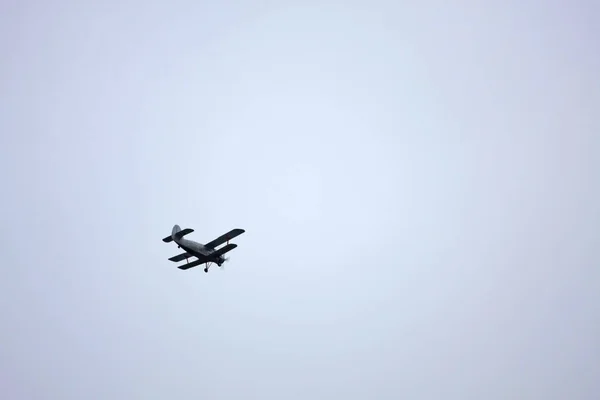 Vintage Propeller Plan Som Flyger Grå Himmel — Stockfoto