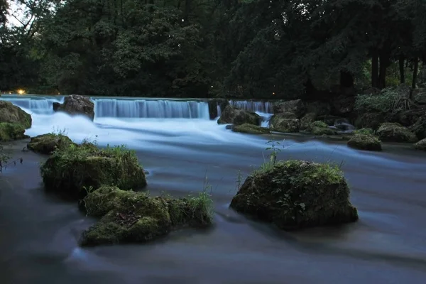 Floresta Com Cachoeiras Pedras Musgosas Água Rio — Fotografia de Stock