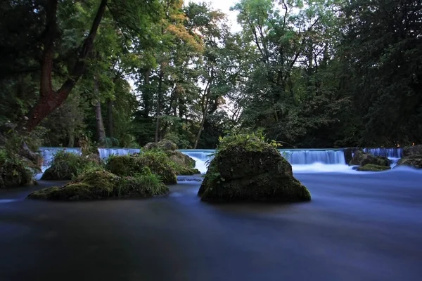 Floresta Com Cachoeiras Pedras Musgosas Água Rio — Fotografia de Stock