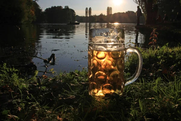 Obrovské Pivo Sklenice Trávě Osvětlené Sluncem Břehu Jezera — Stock fotografie