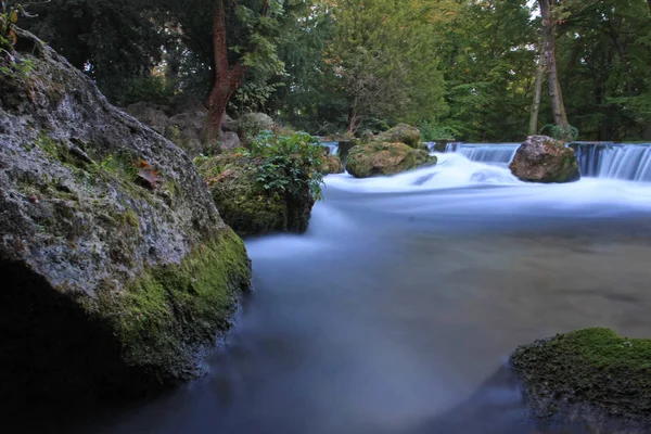 Forêt Avec Cascades Pierres Mousseuses Dans Eau Rivière — Photo