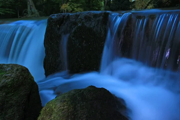Floresta Com Cachoeiras Pedras Musgosas Água Rio — Fotografia de Stock