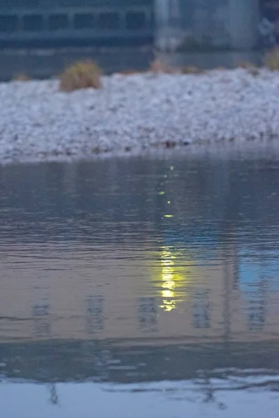 Grünes Licht Reflexion Fluss Mit Ufer Mit Kieselsteinen Bedeckt — Stockfoto