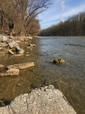 Dağlardaki nehrin manzarası..