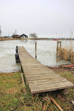 Göl kıyısındaki tahta iskele.