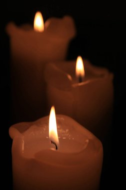 Yakın plan Noel mumları yanıyor.