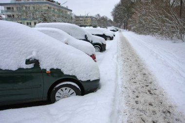 Otoparktaki kar manzaralı arabaların olduğu sıra.