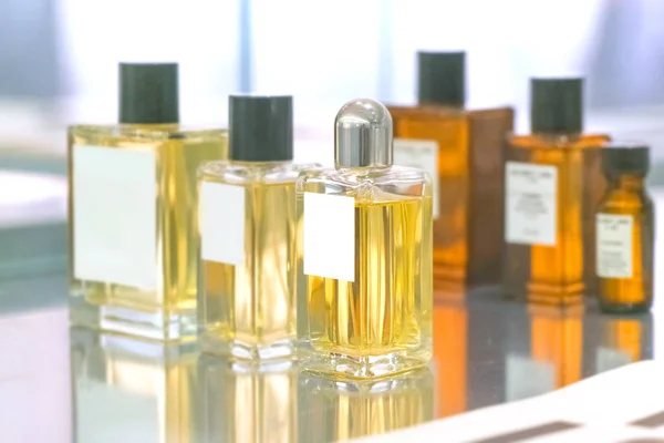 Vista Primer Plano Botellas Perfume Superficie Vidrio — Foto de Stock