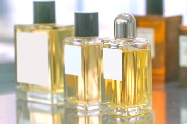 Vista Primer Plano Botellas Perfume Superficie Vidrio — Foto de Stock