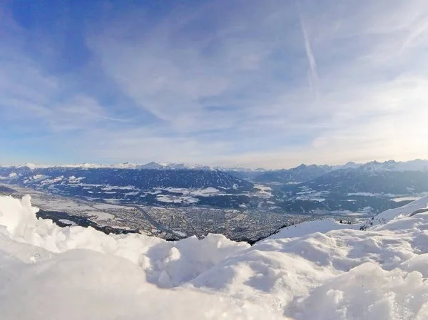 Widok Miasto Pokrytego Śniegiem Wzgórza — Zdjęcie stockowe