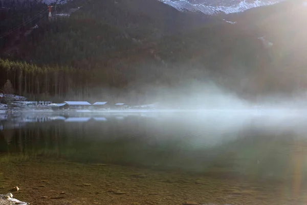 Rivière Brumeuse Dans Les Montagnes — Photo