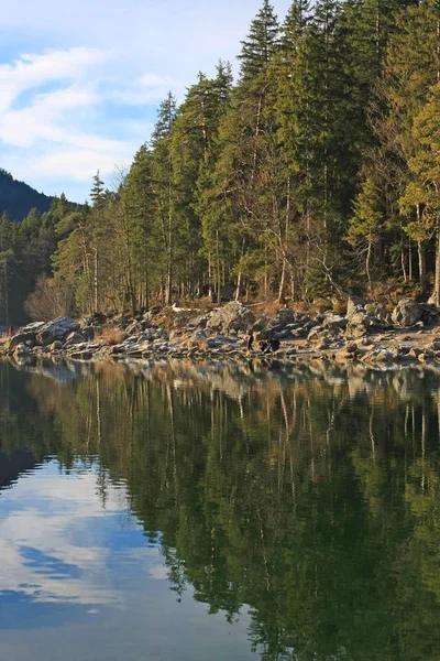 Landschaft Der Herbstlichen Berge Mit Fluss — Stockfoto