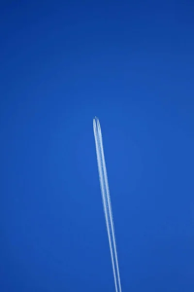 Vista Panorámica Del Aerogenerador Sobre Fondo Azul Del Cielo — Foto de Stock