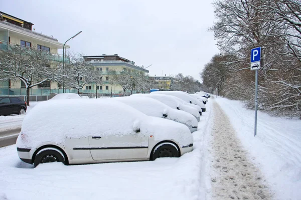 Живописный Вид Автомобилей Покрытых Снегом — стоковое фото