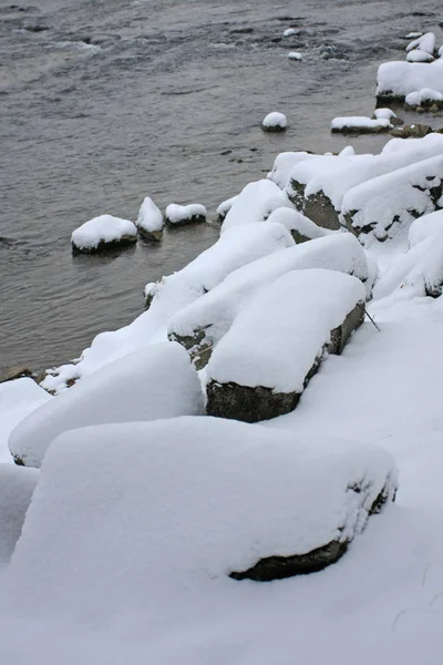 Parque Inverno Com Neve Rio Frio — Fotografia de Stock