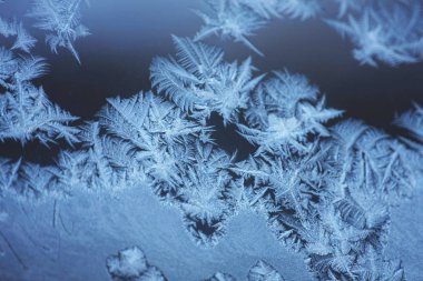 Penceredeki buz kristallerinin yakın plan görüntüsü