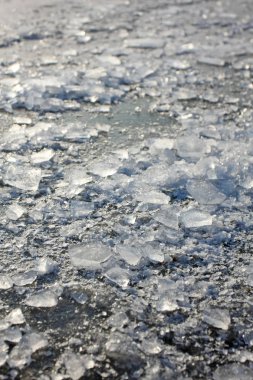 Buz parçalarıyla kış toprağı