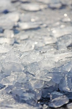 Buz parçalarıyla kış toprağı