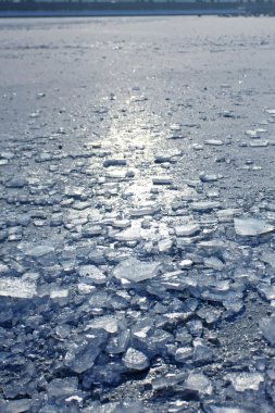 Buz parçalarıyla kış toprağı