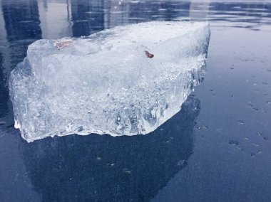  Karda donmuş buz kabarcıklarının yakın çekim görüntüsü