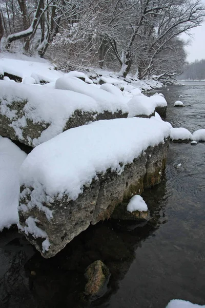 Winterpark Mit Schnee Und Kaltem Fluss — Stockfoto