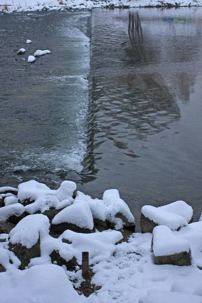 Winterpark Mit Schnee Und Kaltem Fluss — Stockfoto