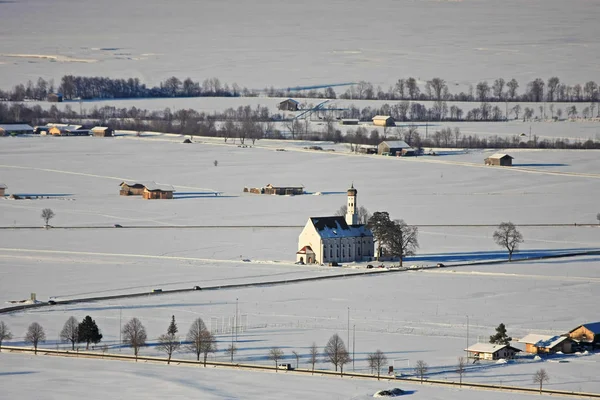 Malerischer Blick Auf Die Kirche Inmitten Eines Verschneiten Feldes — Stockfoto