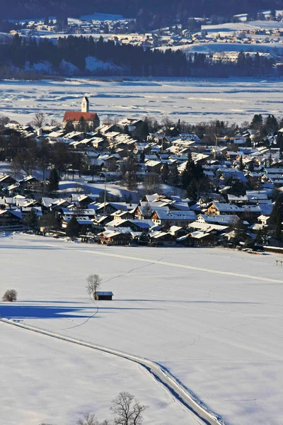 Luftaufnahme Des Schneebedeckten Alpendorfes — Stockfoto