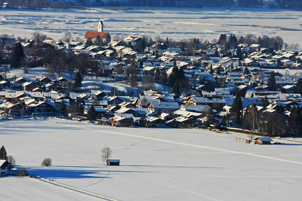 Luftaufnahme Des Schneebedeckten Alpendorfes — Stockfoto