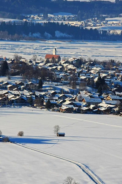 Luftaufnahme Des Schneebedeckten Alpendorfes — Stockfoto