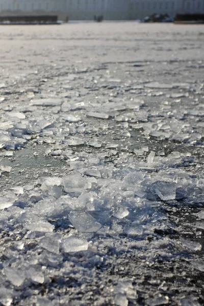 Buz parçalarıyla kış toprağı