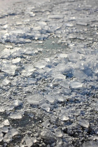 Buz parçalarıyla kış toprağı