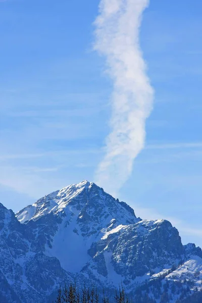 Живописный Снимок Красивого Снежного Горного Ландшафта Заднем Плане — стоковое фото