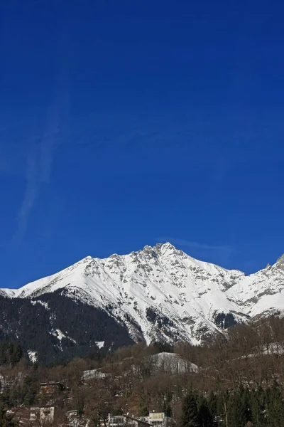 Живописный Снимок Красивого Снежного Горного Ландшафта Заднем Плане — стоковое фото