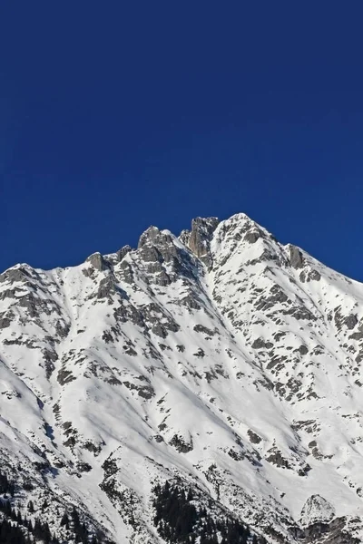 Scenic Shot Van Prachtige Besneeuwde Berglandschap Voor Achtergrond — Stockfoto