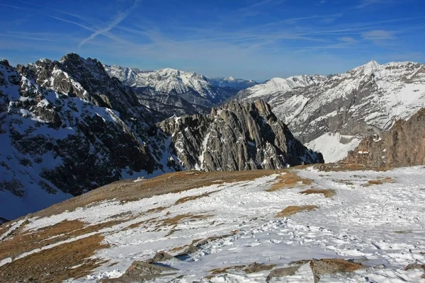 Мальовничий Знімок Красивого Сніжного Гірського Пейзажу Фону — стокове фото
