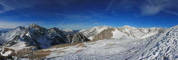 Tiro Panorâmico Belas Montanhas Nevadas Paisagem Para Fundo — Fotografia de Stock