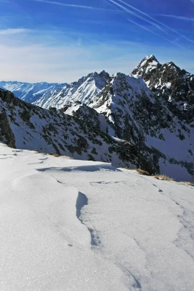 Γραφικό Σφηνάκι Όμορφο Χιονισμένο Ορεινό Τοπίο Για Φόντο — Φωτογραφία Αρχείου