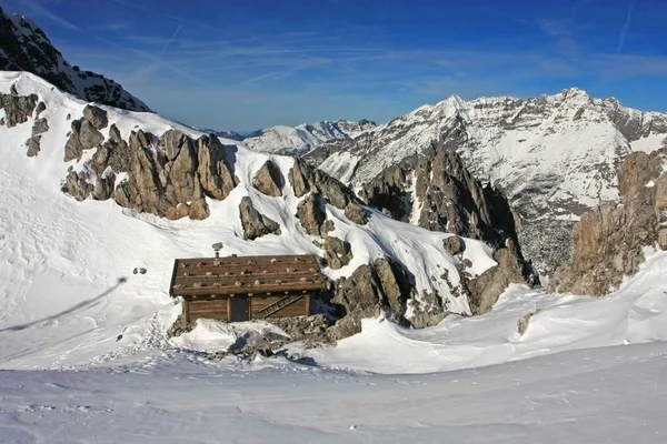 美しい雪山の風景の木製の小屋の風光明媚なショット — ストック写真