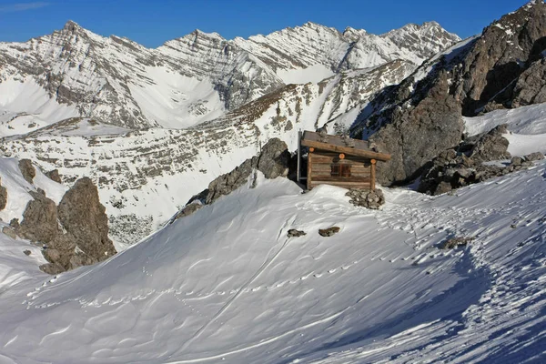 Colpo Scenico Capanna Legno Bellissimo Paesaggio Innevato Montagne — Foto Stock