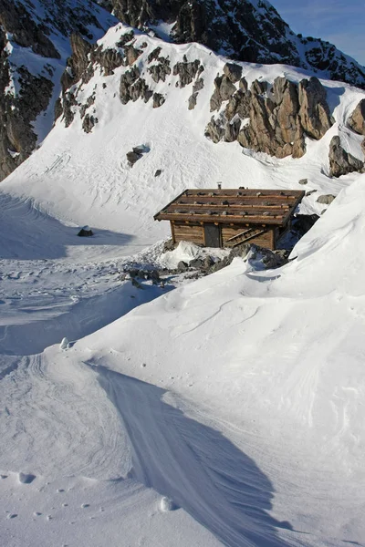 美しい雪山の風景の木製の小屋の風光明媚なショット — ストック写真