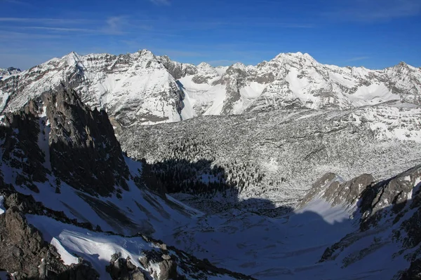 Malownicze Ujęcie Pięknego Snowy Górskiego Krajobrazu Dla Tła — Zdjęcie stockowe