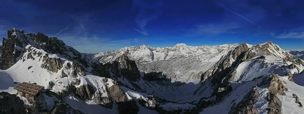 Панорамний Знімок Красивого Сніжного Гірського Пейзажу Фону — стокове фото