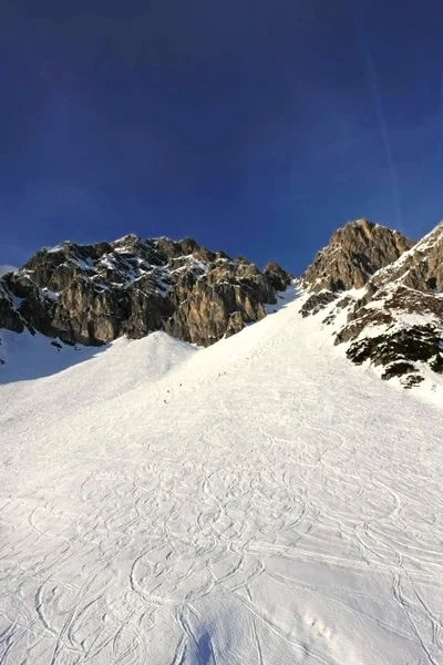 Colpo Scenico Bellissimo Paesaggio Montano Innevato Sfondo — Foto Stock