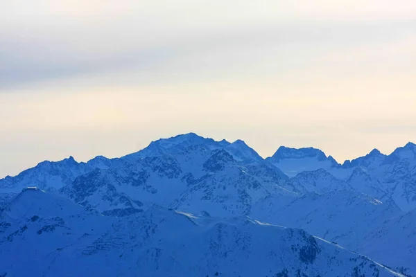 Живописный Снимок Красивых Снежных Гор Заднем Плане — стоковое фото