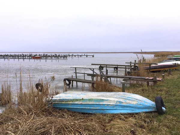Blick Auf Verwittertes Blaues Boot Zugefrorenen Seeufer — Stockfoto
