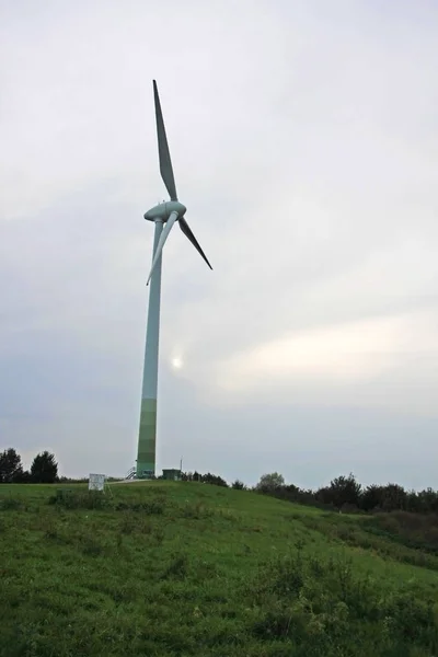 Живописный Вид Ветряной Мельницы Ветровом Поле — стоковое фото