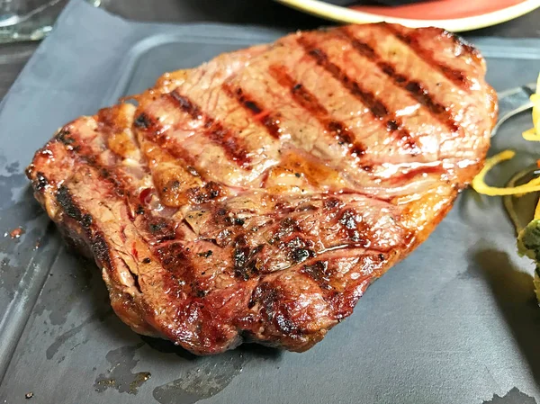 Vue Rapprochée Steak Grillé Avec Bacon Épices — Photo