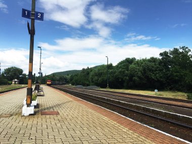 Yoldaki tren istasyonunun manzarası.